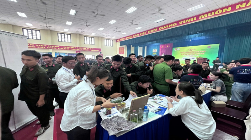 Trung tâm Giáo dục Nghề nghiệp Nông nghiệp Công nghệ cao TP.HCM tư vấn việc làm cho hơn 1.200 chiến sĩ trong Ngày hội tư vấn nghề nghiệp, hỗ trợ việc làm năm 2026